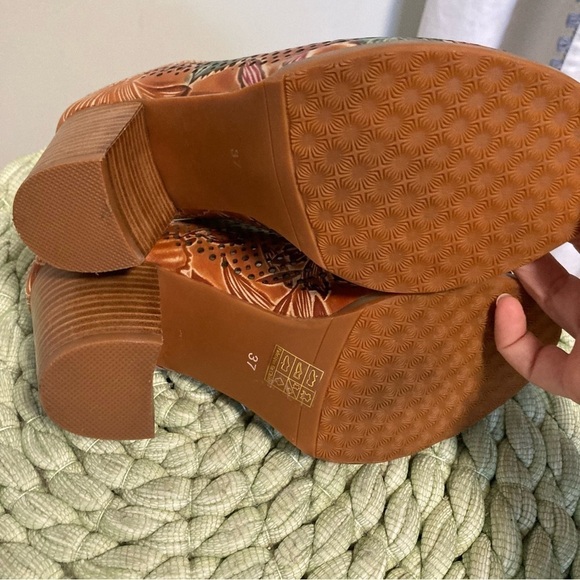 L’Artiste Spring Step Stylin Tan Floral Perforated Peep Toe Slip On Heel Mules - Picture 7 of 8